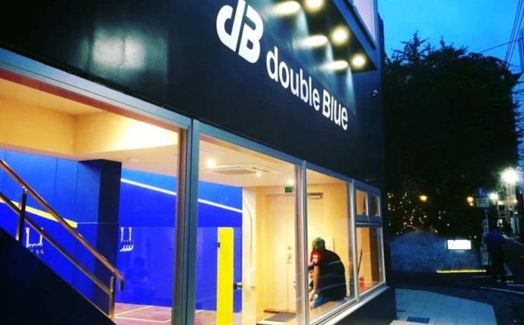 double Blue 夜の外観