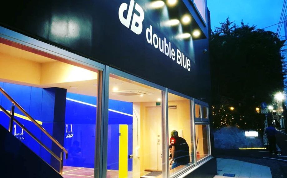 double Blue 夜の外観